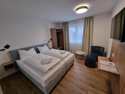 Postel nebo postele na pokoji v ubytování Gästehaus und Weingut Erich Hirth