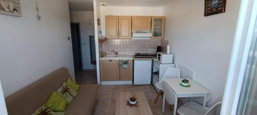a small apartment with a kitchen and a living room at Dolce Notte in Saintes-Maries-de-la-Mer