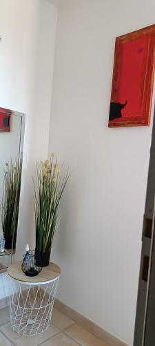 une chambre avec une table et un tableau sur le mur dans l'établissement Dolce Notte, à Saintes-Maries-de-la-Mer