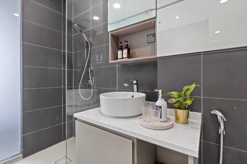 La salle de bains est pourvue d'un lavabo et d'une douche. dans l'établissement Novo Ampang, Glengeagles Executive Suite, à Kuala Lumpur