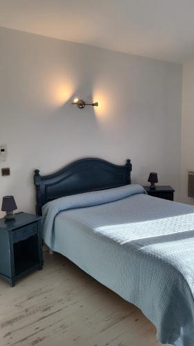 1 dormitorio con 1 cama con 2 mesitas de noche y 2 lámparas en Auberge de la Table Ronde en Vinon-sur-Verdon