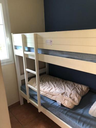 - un lit superposé avec un oreiller sur la couchette inférieure dans l'établissement Logement entier : appartement en résidence - Lacanau, France, à Lacanau