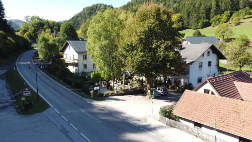 uma vista superior de uma aldeia com uma estrada e casas em CProoms24 em Miesenbach