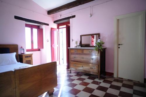1 dormitorio con cama, tocador y espejo en Il Casale del Duca - YourPlace Abruzzo en Rocca San Giovanni