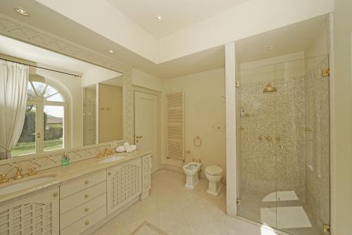 a bathroom with a sink and a shower and a toilet at Villa San Carlo - Gardagate in Roe