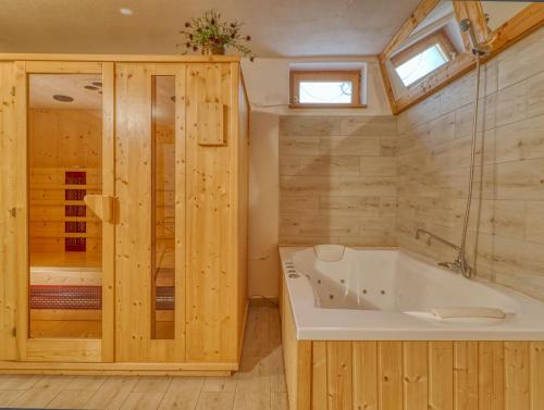 bagno in legno con vasca e doccia. di Villa Panoráma a Eger