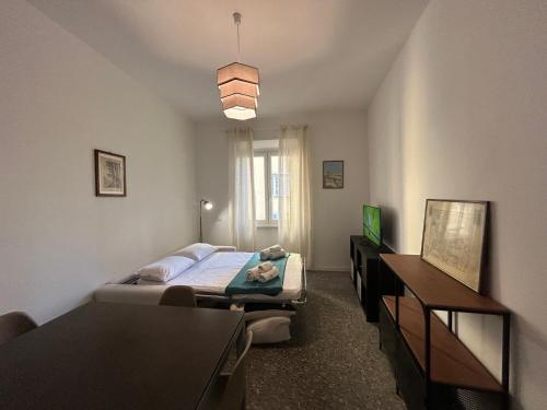 een slaapkamer met een bed en een tafel en een televisie bij CASA GIANNINO in Rome