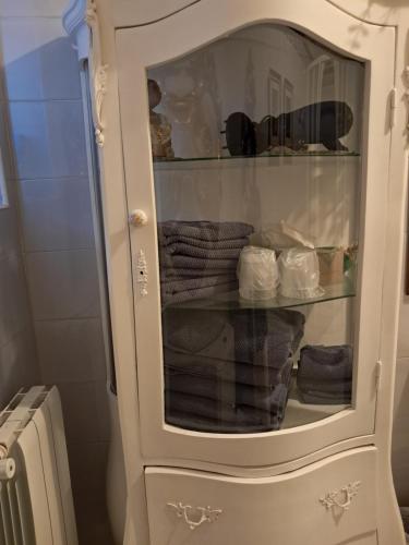 un armario blanco con toallas. en Ensueño Alojamiento Turístico, en Alcublas