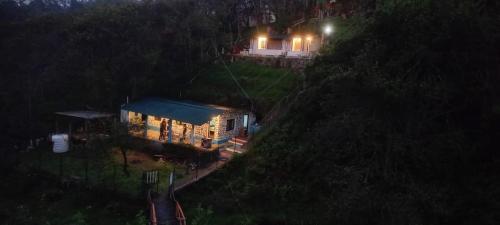 科代卡那的住宿－kodai 360 (bachelors only)，山上的房屋,晚上有灯