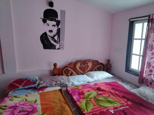 科代卡那的住宿－kodai 360 (bachelors only)，卧室配有一张挂在墙上的帽子床