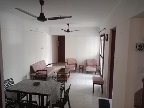 - un salon avec une table, des chaises et un plafond dans l'établissement PLEASENT HILLS, à Thrissur