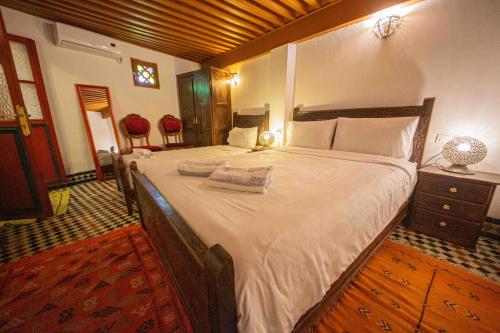 Una cama o camas en una habitación de Riad Fes Iline