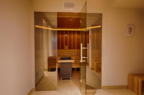 a glass wall in a room with a desk in it at Hotel Weißes Schloß in Heringsdorf