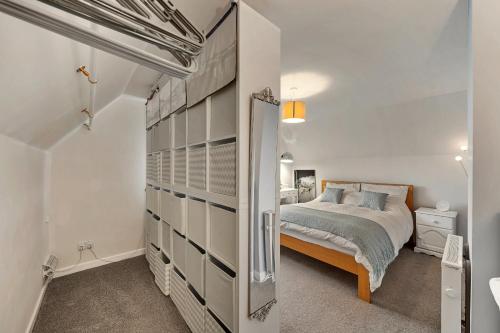 - une chambre avec un lit king-size et un dressing dans l'établissement Finest Retreats - Beyond The Blue, à Porthleven