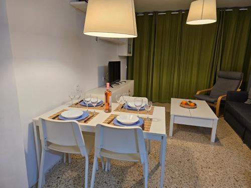 塞維利亞的住宿－Plaza de Armas，客厅设有餐桌和椅子