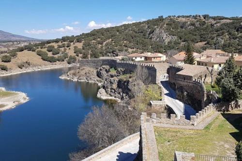 una vista aérea de un río y un castillo en Casa en Pinilla de Buitrago, en Gargantilla del Lozoya