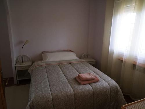 1 dormitorio con 1 cama con 2 toallas en Casa en Pinilla de Buitrago, en Gargantilla del Lozoya