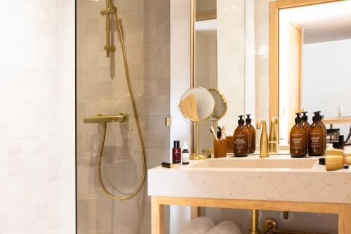 坎城的住宿－MOB HOTEL Cannes，带淋浴和盥洗盆及镜子的浴室
