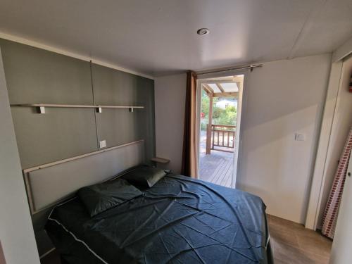 - une chambre avec un lit et une porte menant à une terrasse couverte dans l'établissement DC - Le Savina, 2 Ch, 2 sdb, confort et détente, proche Montpellier et Palavas, à Lattes