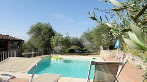 - une piscine dans une cour avec 2 chaises et une piscine dans l'établissement La Casetta, à Pievina