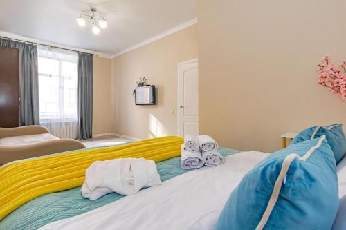 Un pat sau paturi într-o cameră la Апартаменты возле EXPO