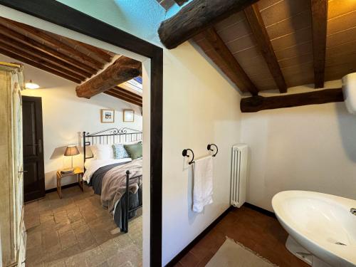 a bathroom with a bed and a sink in a room at Bio Agriturismo Il Vigno in Caprese Michelangelo