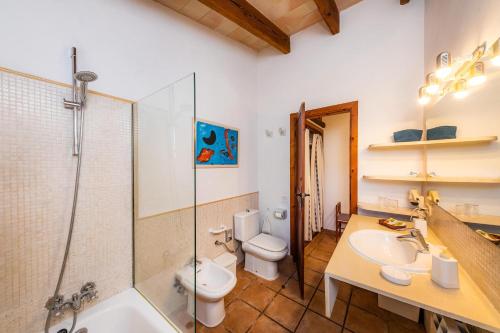 a bathroom with a sink and a toilet and a shower at Sa Rota den Palerm 3 in Lloret de Vistalegre