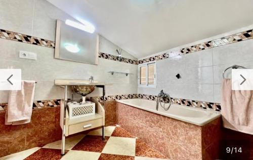巴埃薩的住宿－VIVIENDA TURISTICA LA CASA DE BAEZA，带浴缸和盥洗盆的浴室