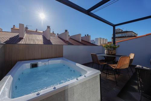 uma banheira de hidromassagem no telhado de um edifício em Atico duplex Playa Area barcelona con SPA exterior em Montgat