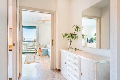 1 dormitorio con tocador blanco y espejo en Marsella, en Puerto de Sóller