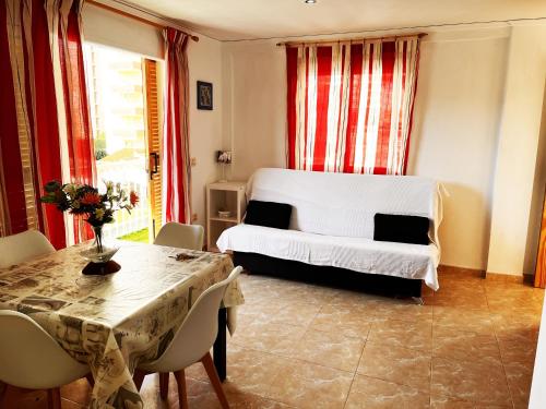 1 dormitorio con 1 cama y 1 mesa con sillas en Gandialco Playa de Gandia, en Gandía