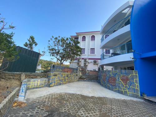 a building with a tile wall next to a street at 迦那會館 in Eluan