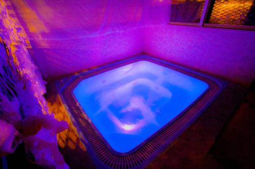 una piscina en una habitación con luces moradas en Aurelia Beach, private pool, Santa Marinella, Rome, en Santa Marinella