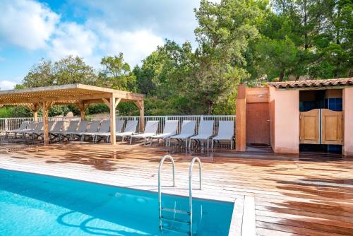 una terraza con sillas y una piscina en Résidence Les Hameaux de Santa Giulia en Porto Vecchio