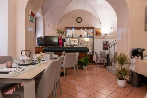 - une salle à manger avec une table et des chaises dans l'établissement Hotel Grimaldi, à Treia