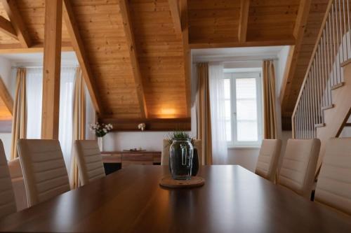 un vaso seduto su un tavolo di legno in una stanza di Suite 1 - Krems an der Donau a Rossatz