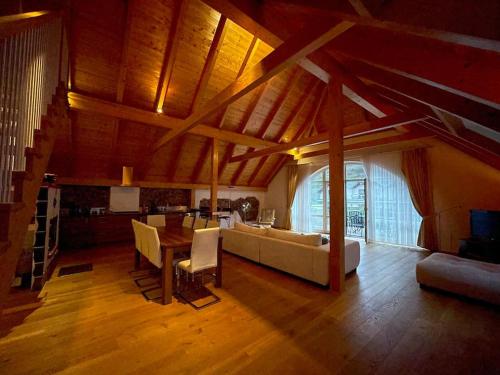 ein großes Wohnzimmer mit einem Sofa und einem Tisch in der Unterkunft Suite 1 - Krems an der Donau in Rossatz