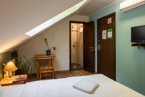 een slaapkamer met een bed en een trap met een televisie bij DREAM Hotel Kyiv in Kiev