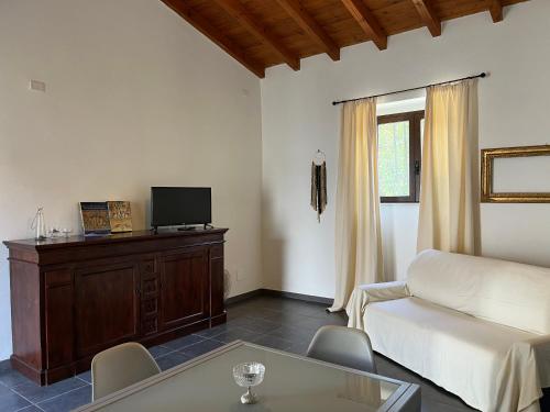 a living room with a couch and a tv at U Pantanu in Siracusa