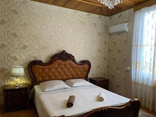 เตียงในห้องที่ Guest House Levan II Dadiani