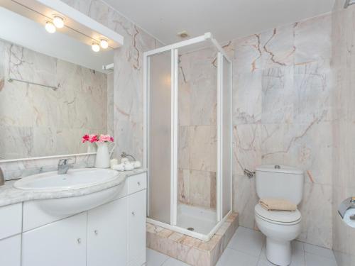 ein Bad mit einem WC, einer Dusche und einem Waschbecken in der Unterkunft Casa Sant Pere Pescador, 4 dormitorios, 8 personas - ES-89-113 in Sant Pere Pescador