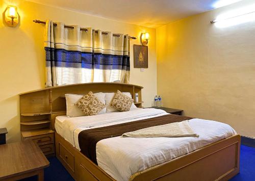 Säng eller sängar i ett rum på Hotel Yog Darshan