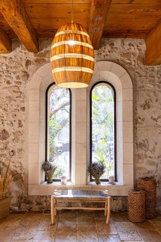 a large room with a bench and two windows at Maison Bournissac in Noves