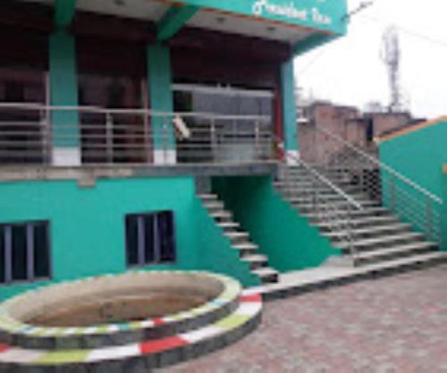 un edificio con escaleras frente a un estadio en Hotel President inn,Raxaul en Raxaul