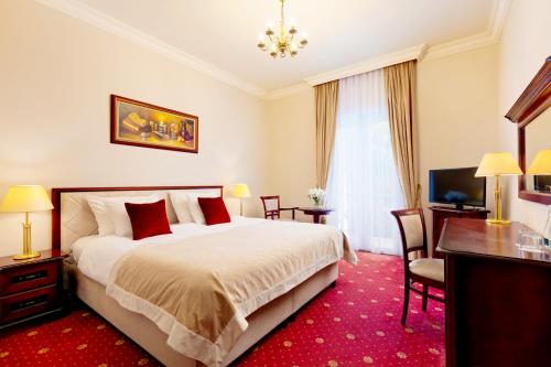 Llit o llits en una habitació de Pałacyk Otrębusy Business & Spa