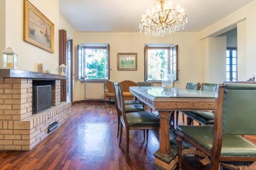 安科納的住宿－Italian Experience- Villa Krizia，一间带桌子和壁炉的用餐室