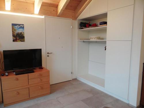 uma sala de estar com televisão numa cómoda em Apartment Studentenweg 33 by Interhome em Engelberg