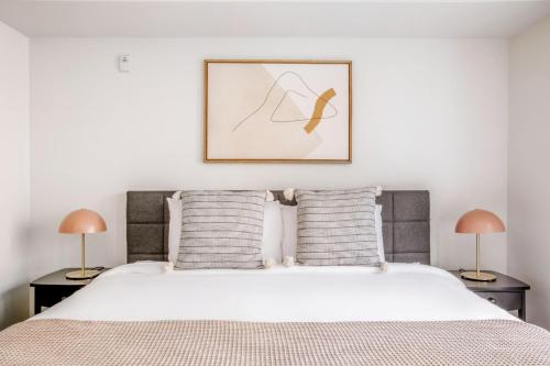 Postel nebo postele na pokoji v ubytování Bellevue 1br w gym lounge rooftop nr coffee SEA-578