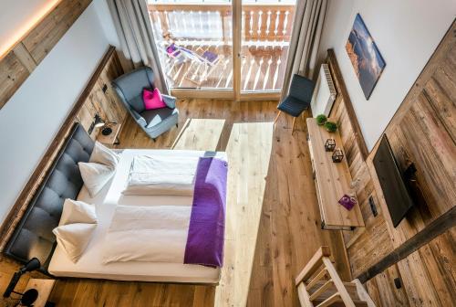 an overhead view of a bedroom with a bed and a table at Almdorf Almlust in Flachau