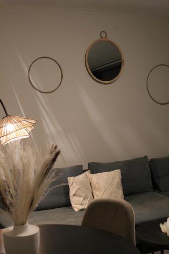 Stads charme & comfort Tilburg في تيلبورغ: غرفة معيشة مع أريكة زرقاء ومرآة